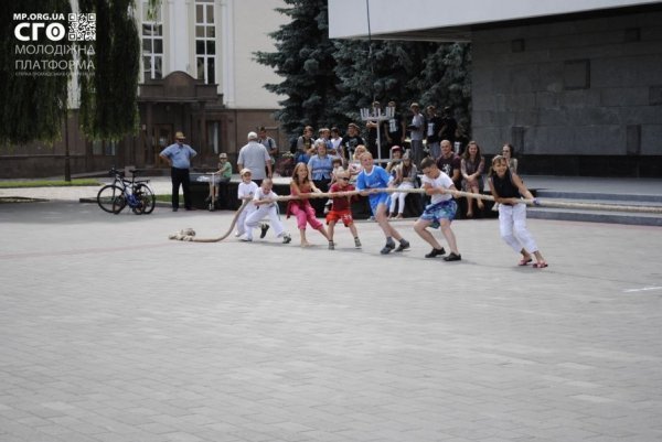 На День молоді в центрі Луцька билися, танцювали та змагалися. ФОТО